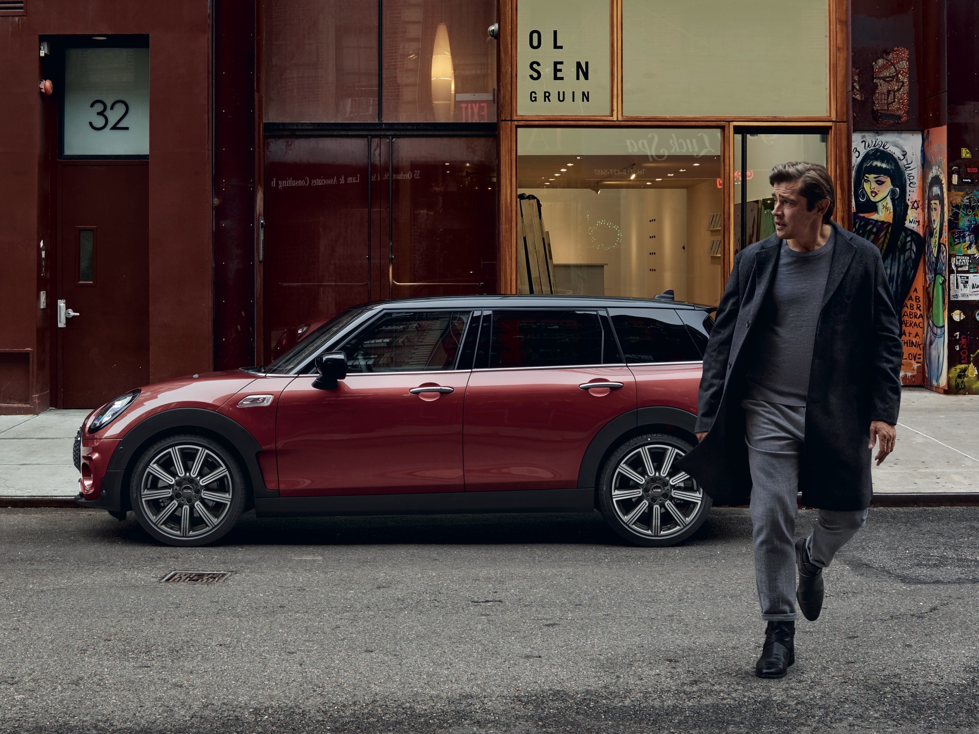 MINI Clubman – rojo y negro – vista lateral MINI Clubman – rojo y negro – vista lateral